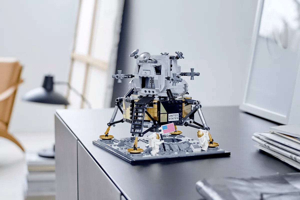 Play the astronaut with LEGO NASA Apollo 11 Lunar Lander 10266