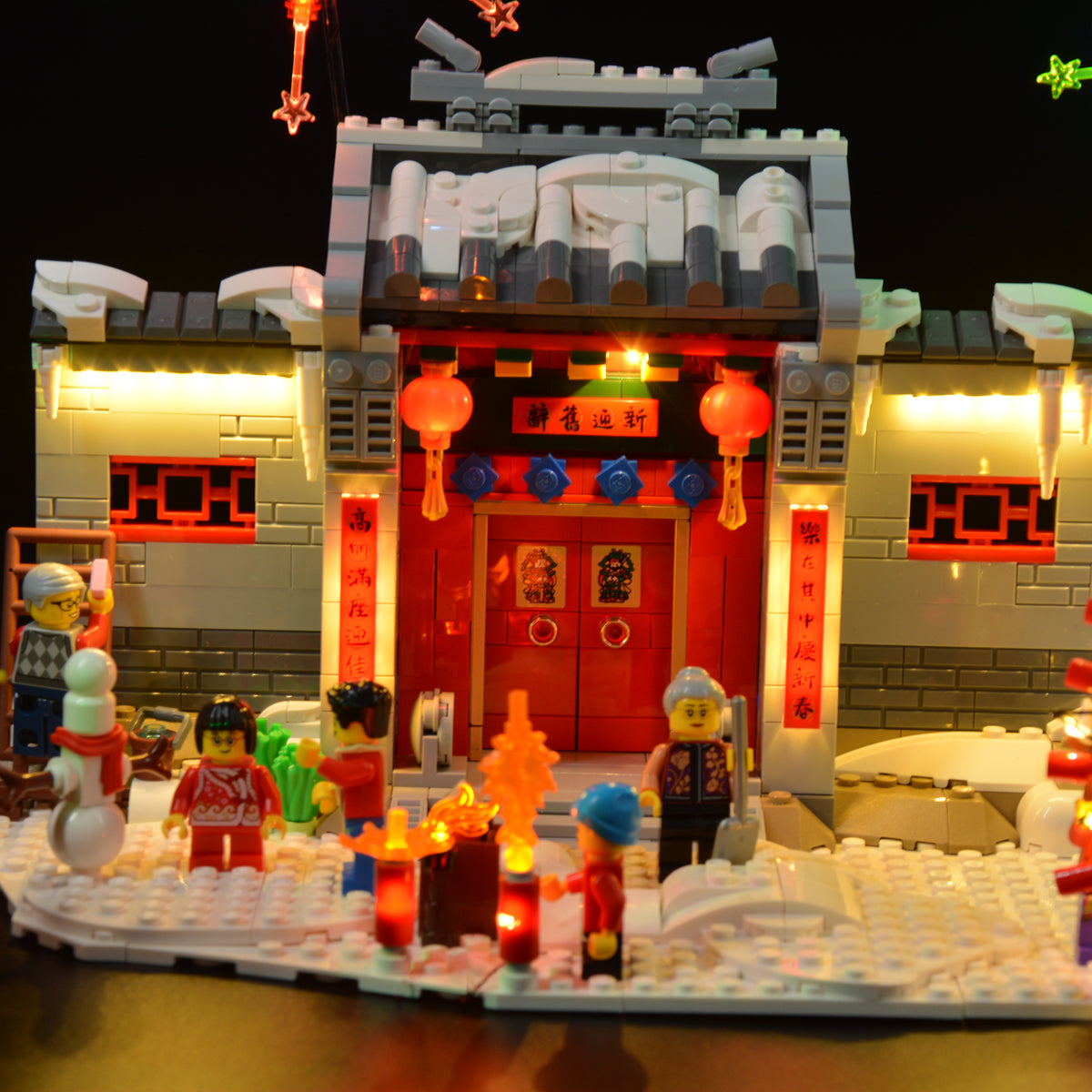 LEGO® Story of Nian 80106 light kit: red courtyard gate and illuminated hanging lanterns.