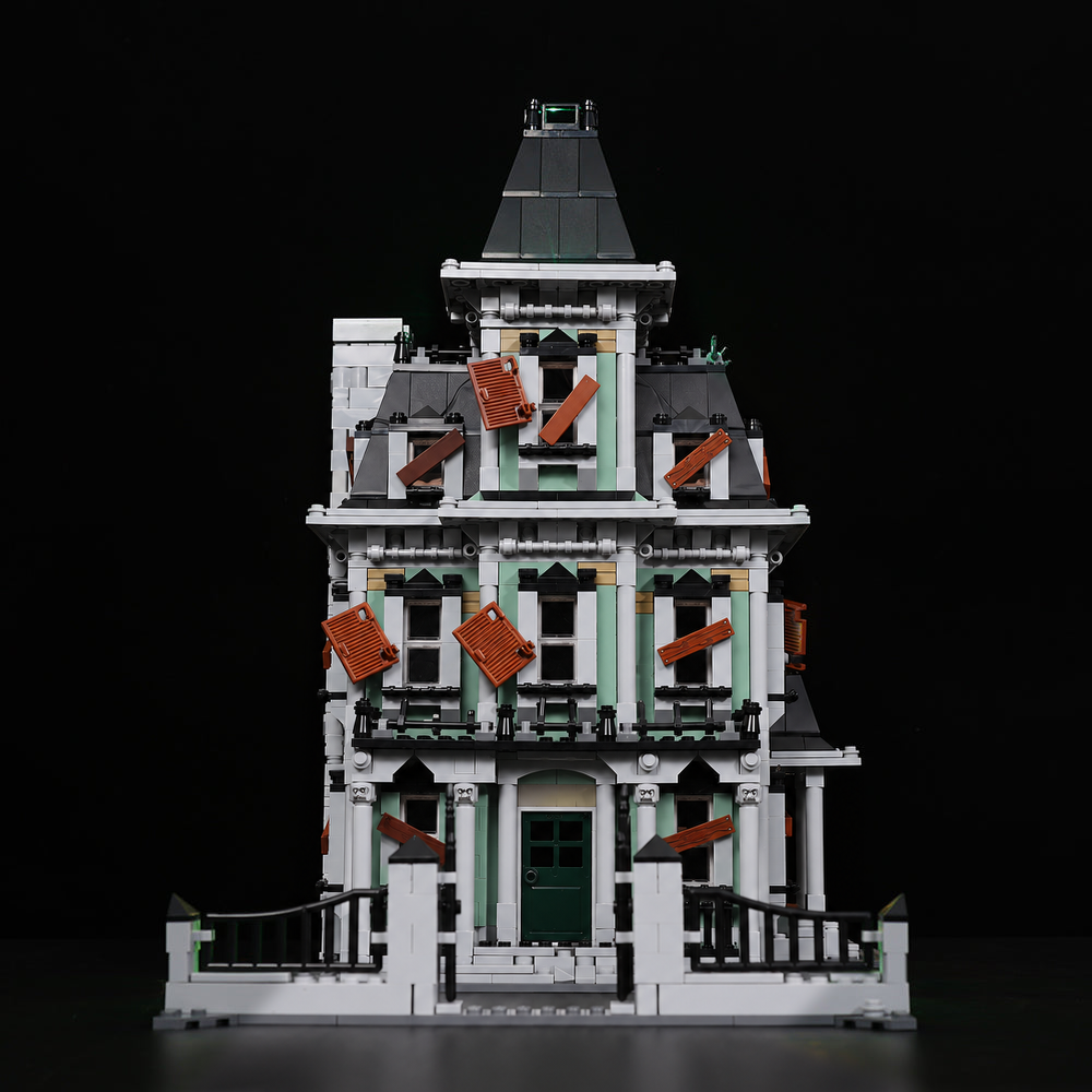 LEGO® Haunted House 10228 with Game of Bricks Lights switched off, matching the main product photograph.