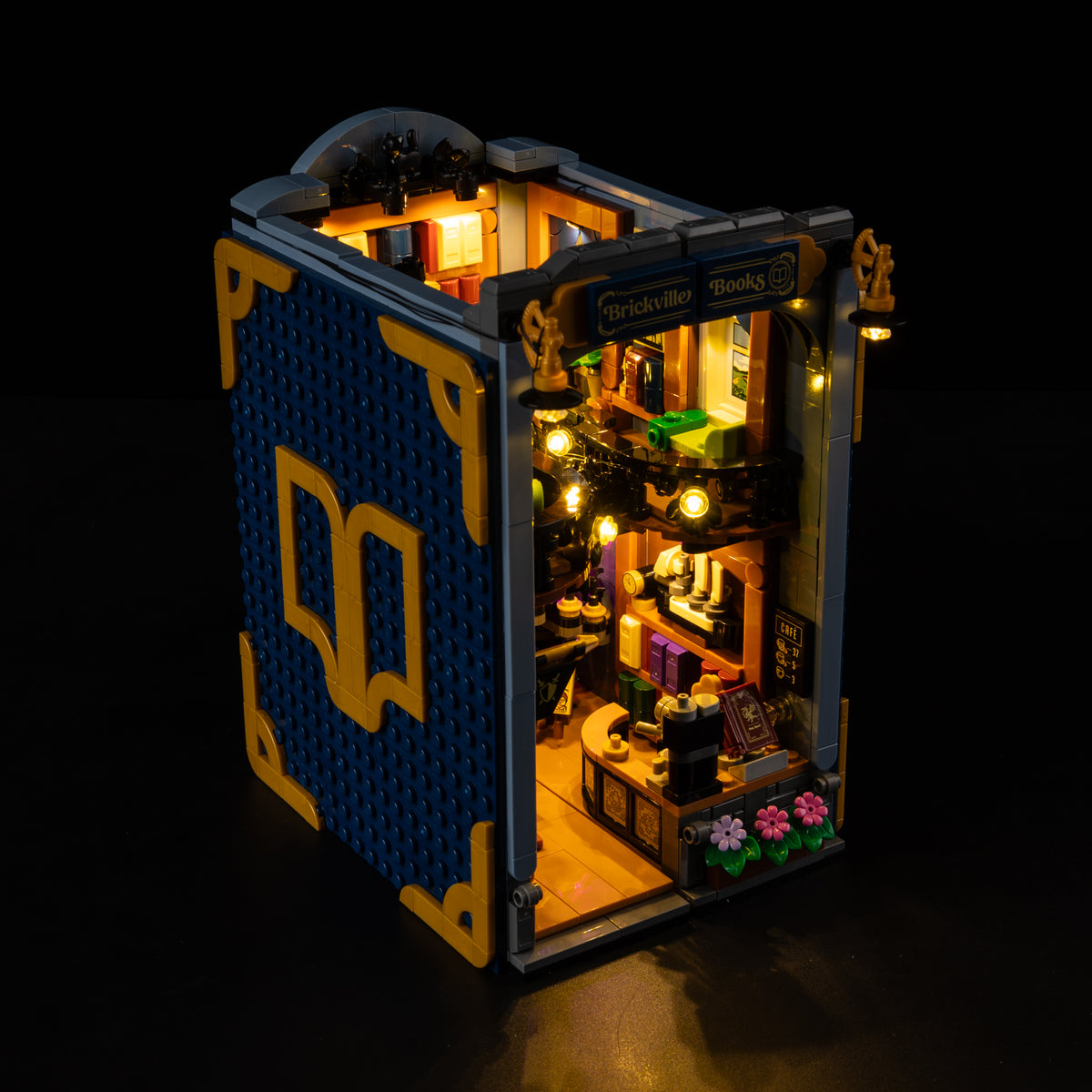Illuminated LEGO Bookstore: Book Nook 11379 detail 2
