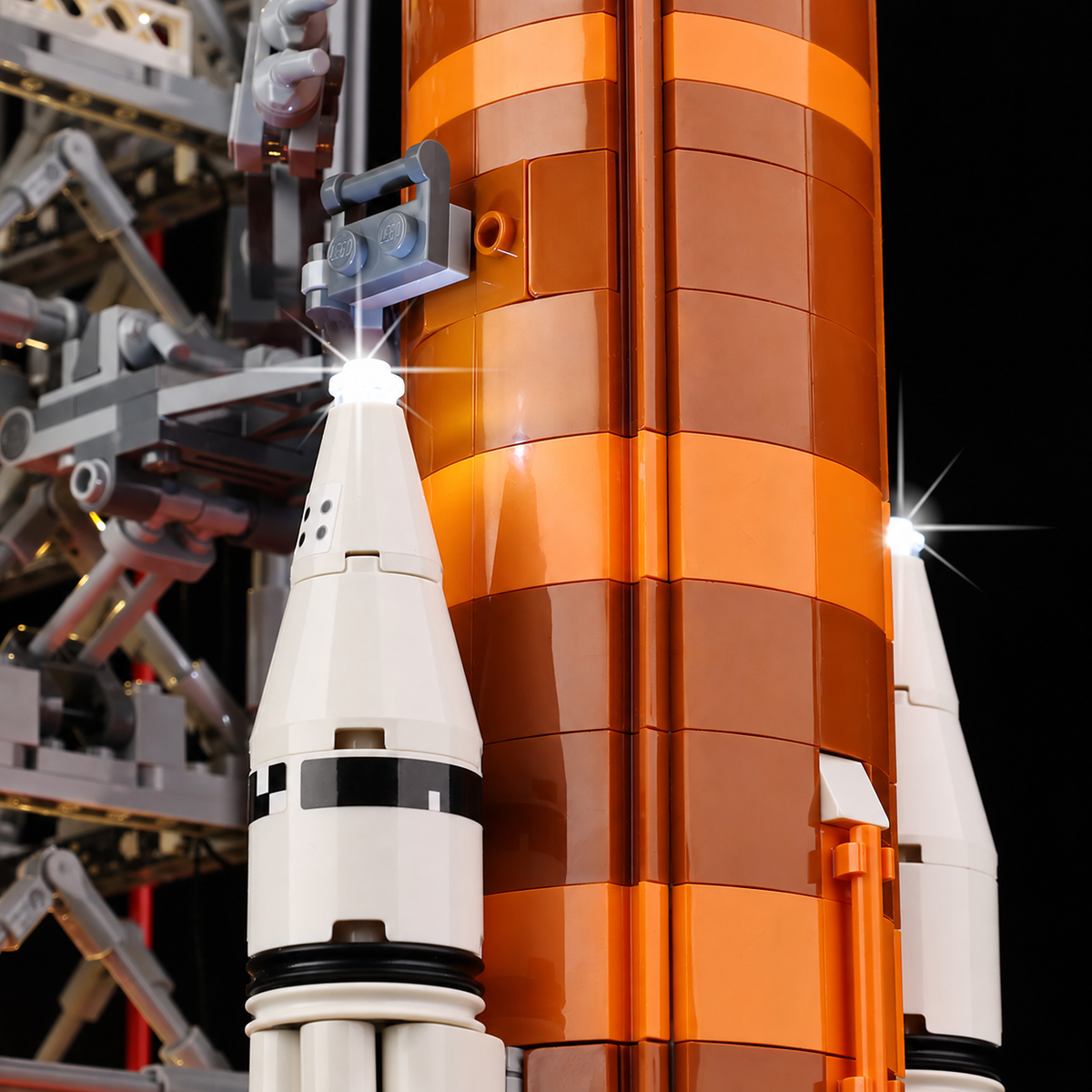 LEGO® NASA Artemis Space Launch System 10341: white lights beside the twin boosters and orange rocket core