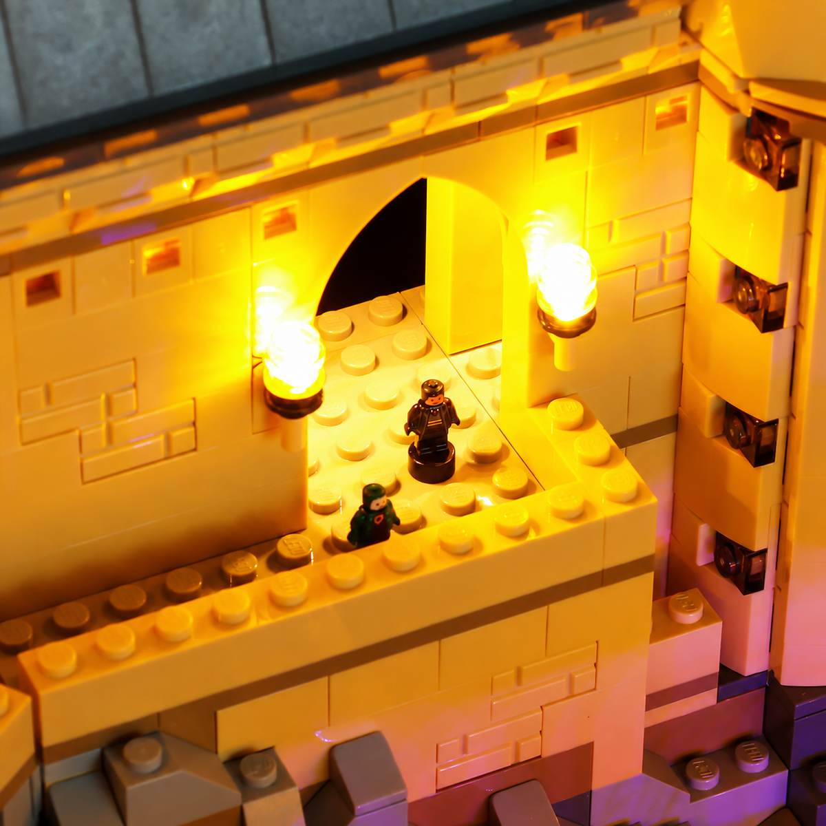 LEGO® Hogwarts Castle 71043: warm lamps beside a castle archway