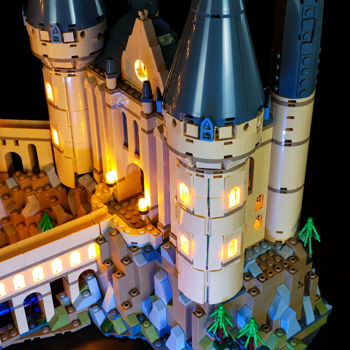 LEGO® Hogwarts Castle 71043: illuminated tower windows and covered bridge