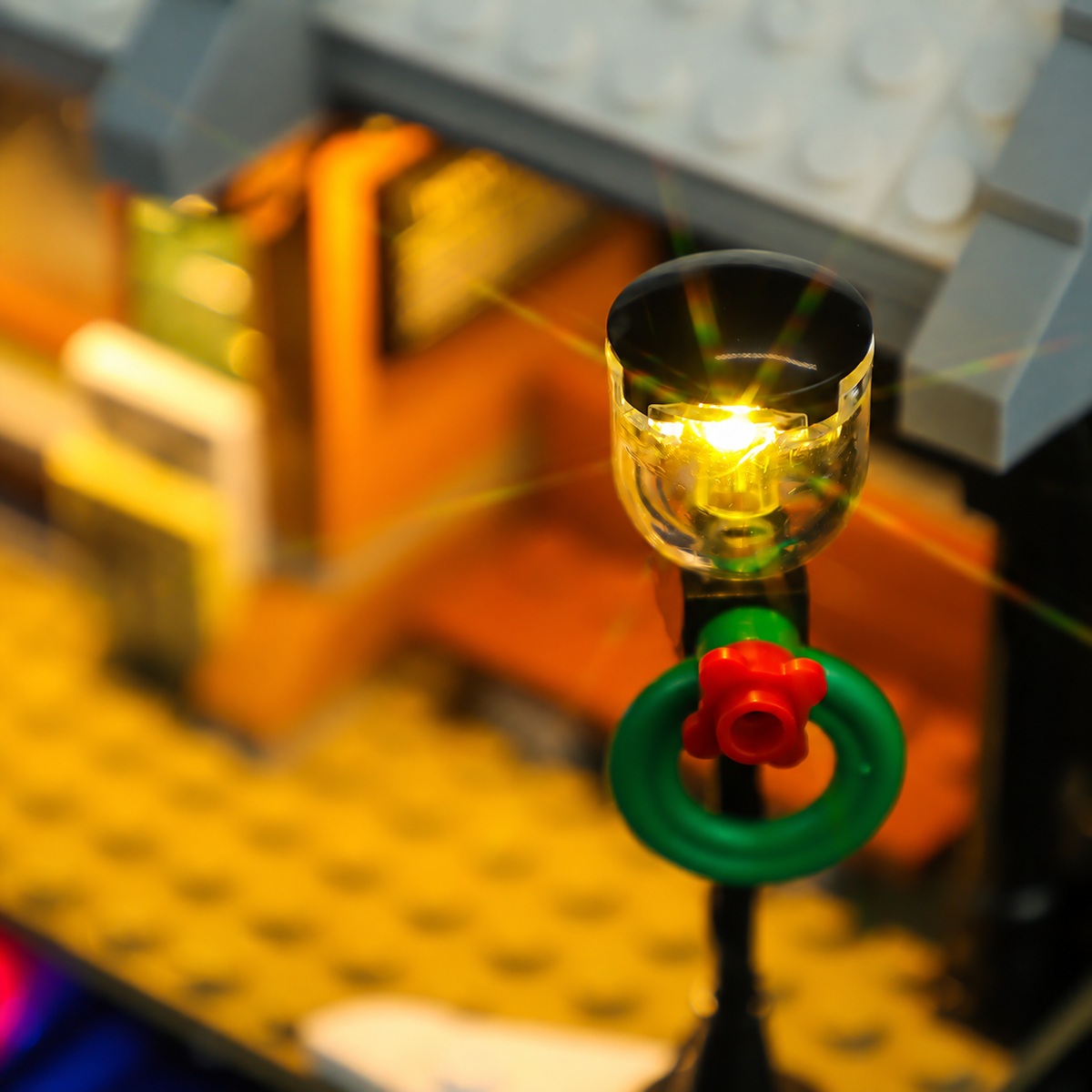 LEGO® Winter Village Station 10259 light kit: a wreath on the lamp.
